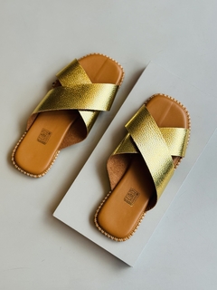 Rasteira Dourada Cabedal em Couro - Iza Ambrósio Shoes