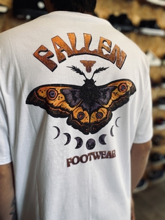 Remera Fallen Lunar Moth en internet