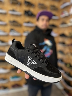 Fallen The Crest - Switch Skate Shop