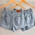 Shorts jeans bolso na frente