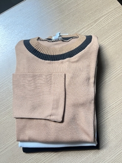 Blusa Basic Gola Bicolor na internet