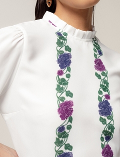BLUSA EM CREPE FLORAL ESTAMPADO - comprar online
