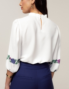 BLUSA EM CREPE FLORAL ESTAMPADO na internet