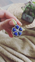 Dije flor azul con apliques marmolados