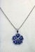 Cadena con dije flor azul con apliques marmolados - comprar online