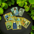 Baralho Santa Sara Kali na cor azul, incluindo cartas com imagens diversas e design colorido, ao lado da caixa do baralho.
