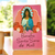 Caixa do Baralho Santa Sara Kali na cor rosa, com a imagem de Santa Sara e rosas ao redor.