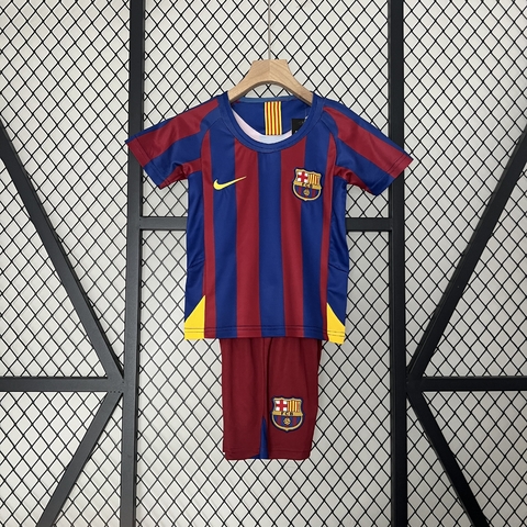 Conjunto Infantil Nike Barcelona I 2005/06 - Azul e Vermelho