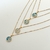 Collar con inicial fondo de mar - comprar en línea