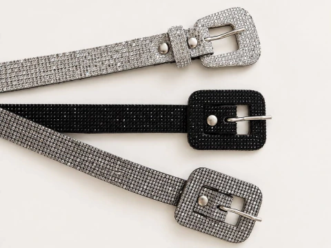 Cinto de cintura com regulagem de strass nos tons pretos cristal rodio negro