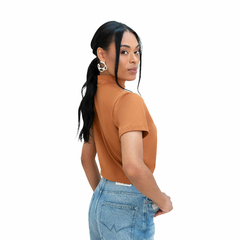T-SHIRT BÁSICA GOLA ALTA TERRACOTA - comprar online