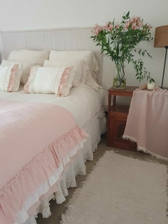 Pie de cama gasa doble volado rosa y crudo
