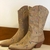 Imagem do Bota texana Luiza Barcelos Amarula com bordados coloridos