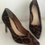 Scarpin Mary Carvalho Onca - comprar online