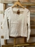 Remera manga larga escote V con puntilla - comprar online