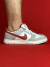 NIKE DUNK CINZA COM BRANCO LOGO VINHO NACIONAL S