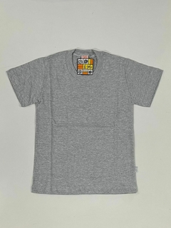 remera gris escolar