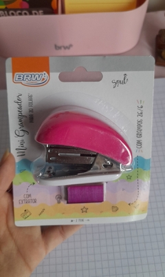 Mini abrochadora plastica 26/6 para 20 hojas + broches de color (ROSA)