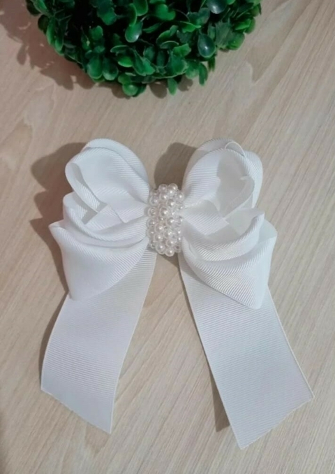 Laço com chuvas de perolas e laço pendurado