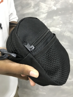 SHOULDER BAG BASIC - BOLSA TRANSVERSAL LATERAL TIRA COLO UNISSEX PRETA - loja online