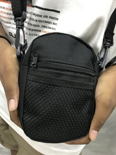 SHOULDER BAG BASIC - BOLSA TRANSVERSAL LATERAL TIRA COLO UNISSEX PRETA - comprar online