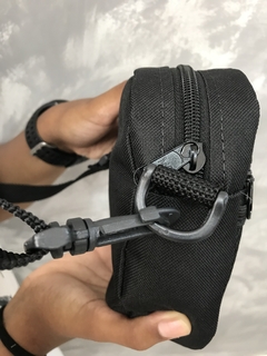 SHOULDER BAG BASIC - BOLSA TRANSVERSAL LATERAL TIRA COLO UNISSEX PRETA na internet
