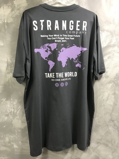 CAMISETA STREETWEAR STRANGER - TAKE THE WORLD - ESTAMPA EM SILK - GRAFITE G1 - ALGODÃO - loja online
