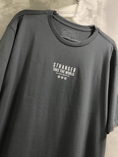 CAMISETA STREETWEAR STRANGER - TAKE THE WORLD - ESTAMPA EM SILK - GRAFITE G1 - ALGODÃO - AdoroShop