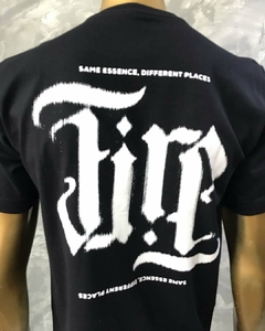 CAMISETA STREETWEAR FIRE - SAME ESSENCE - ESTAMPA EM SILK - PRETA M - ALGODÃO na internet