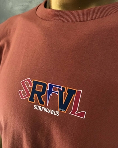 Camiseta streetwear cor terra com estampa em silk SRFVL surfboards em cores variadas no peito