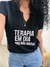 T-SHIRT GOLA V PREMIUM - “Terapia em dia, mas não abusa.”