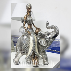 Figura de Africana Sobre Elefante