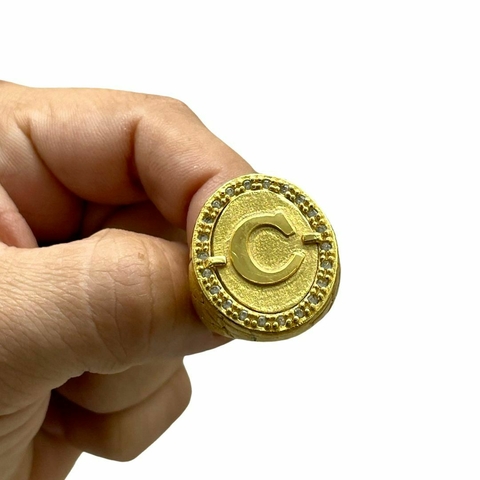 Anel Letra Oval Cravejado - Banhado A Ouro 18k