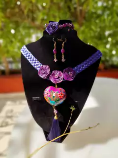 Collar corazón de morado