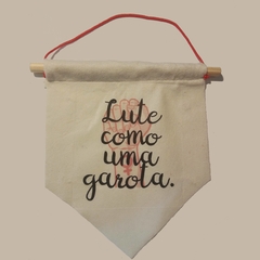 Flâmula de feltro, na cor bege, com a estampa: Lute como uma garota e punho rosa.