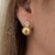 Brinco esférico com pedra de zircônia, banhado em ouro 18K - comprar online