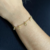 Pulseira com pingentes corações banhada em ouro 18K na internet