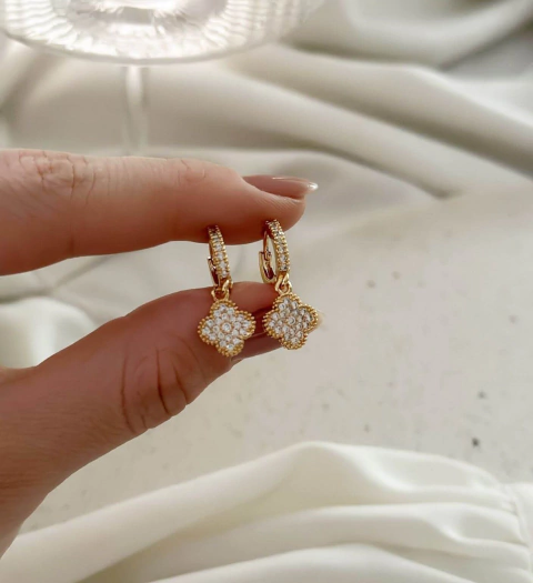 Brinco Folheado a Ouro 18K Inspiração Vírginia Click