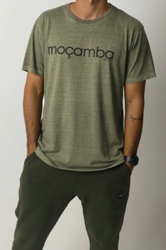 Camiseta Moçamba ( Praia Moçambique) verde - DNA Surf LifeStyle