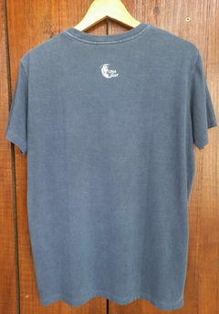 Camiseta Azul Profundo Surfista - comprar online