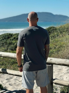Camiseta Minimalista DnaSurf Azul Profundo na internet