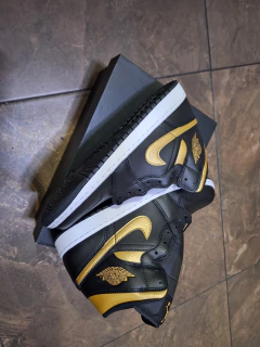 Jordan 1 Mid 'Black Metallic Gold' en internet