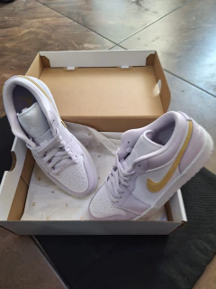 Wmns Air Jordan 1 Low 'Barely Grape' - comprar en línea