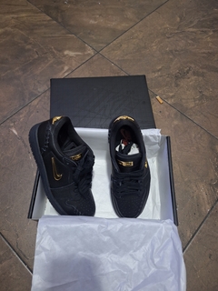 Jordan 1 Low Method of Make “Black/Metallic Gold” Now en internet