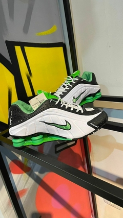 Tenis Nike R4