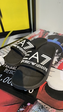 Chinelo Armani EA7 na internet