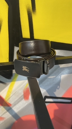Cinto Burberry na internet