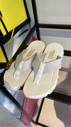 Chinelo Kenner na internet