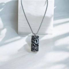 CADENA CON DIJE RECTÁNGULO LABRADO- ACERO - comprar online