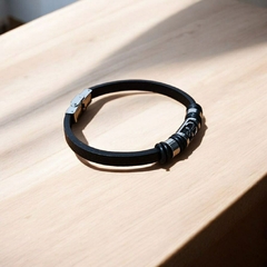 PULSERA CON TALLADO ANCLA - CUERO Y ACERO QUIR´RGICO - comprar online